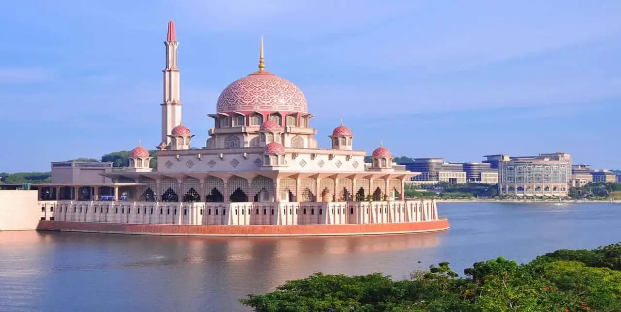 المسجد الأحمر بوتراجايا